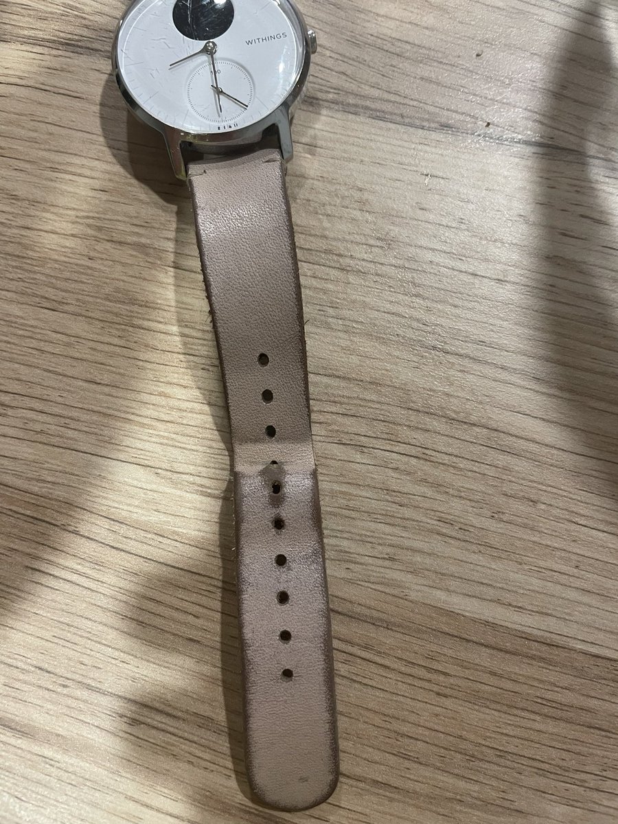 LeenUyth's tweet photo. @WithingsFR Bonjour, j’ai commandé un bracelet en cuir 40€ il y a moins environ 6 mois pour ma Steel HR, et il est déjà tout abîmé alors que j’évite de le mettre dans l’eau / sous la douche. Est-il possible d’avoir un bracelet de remplacement ou au moins un avoir ? https://t.co/ej1QnH9e57