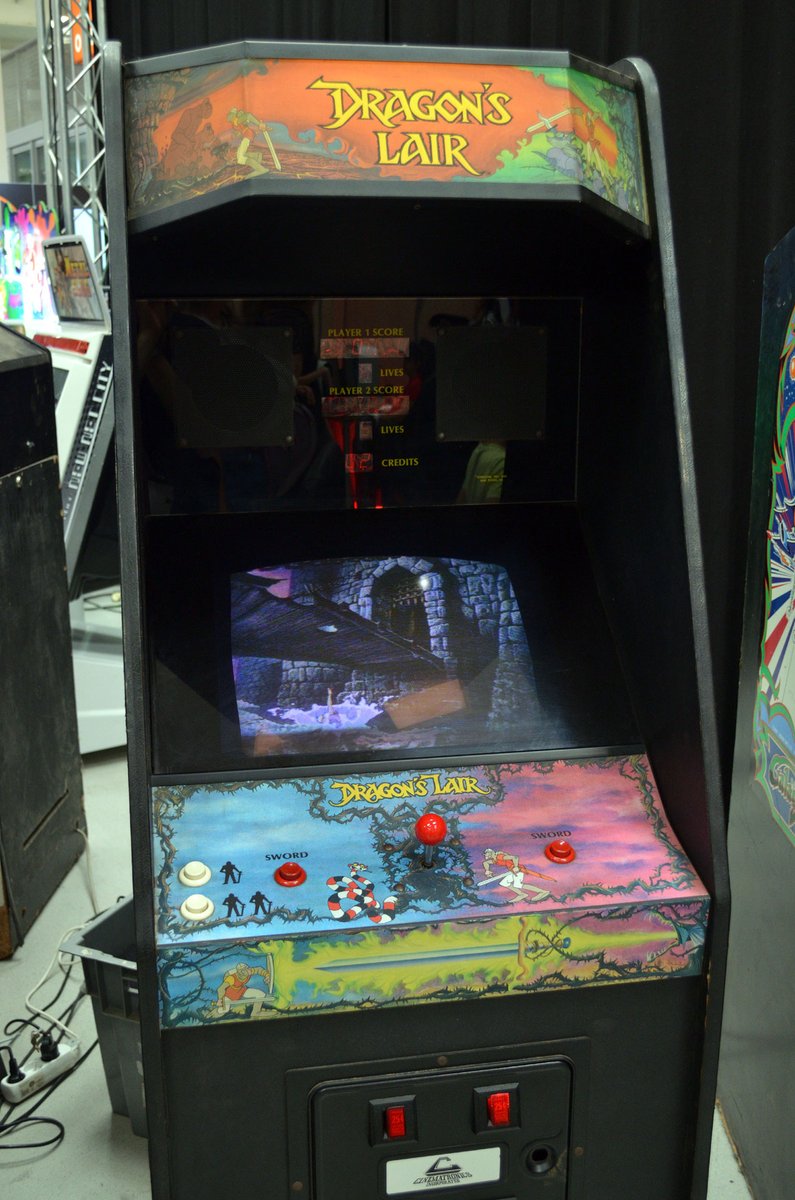 Parotaku's tweet photo. Très sympa les vraies bornes d'arcade restaurées par Tryptik Games en free-play à @Festival_STP ...🥰 #arcade #coinop #DragonsLair #Centipede #DiscsOfTron #Galaga https://t.co/KIrU9mJC7y