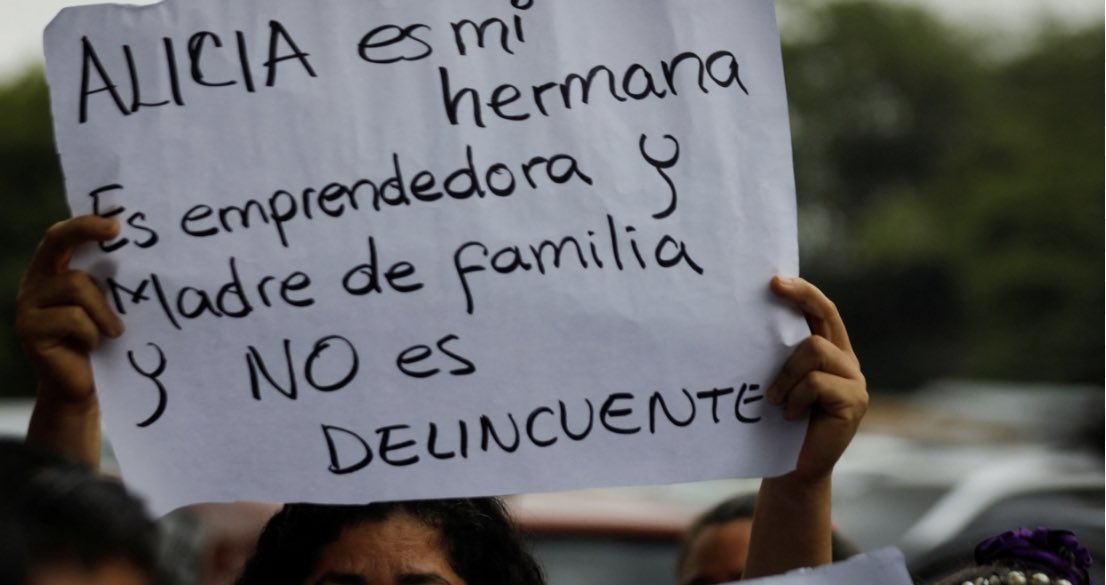 ¡EL GUISO DE BUKELE! La dictadura sangrienta de Perú, Dina Boluarte, afirmó que está interesada en aplicar el “Plan Bukele” en la nación andina. El Salvador vive una profunda crisis, por la violación masiva de los DDHH. Sin duda, las cosas no están bien.