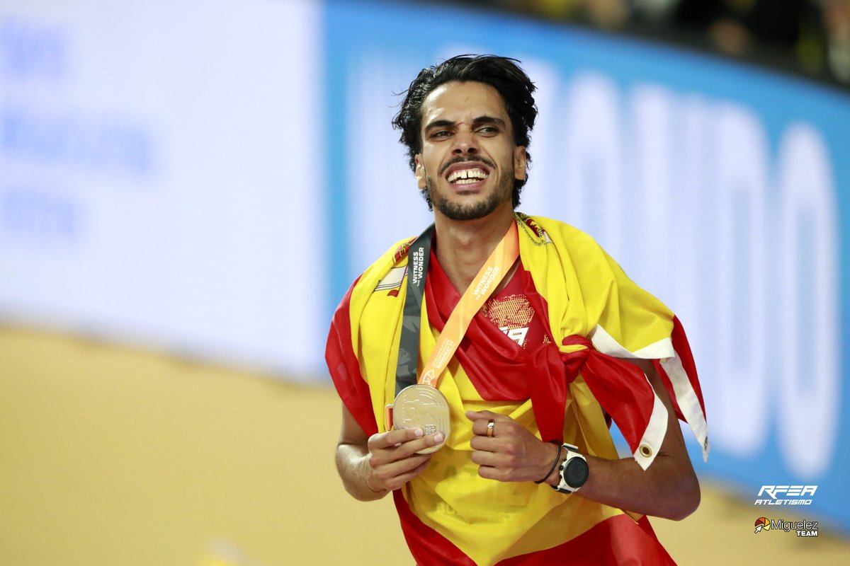 𝗨𝗻 𝘀𝗽𝗿𝗶𝗻𝘁 𝗳𝗶𝗻𝗮𝗹 𝗽𝗮𝗿𝗮 𝗹𝗮 𝗵𝗶𝘀𝘁𝗼𝗿𝗶𝗮📸

Enhorabuena al subcampeón @mo_katir y su entrenador Gabriel Lorente (forjador de campeones)

#EspañaAtletismo 
5⃣ Medallas #WorldAthleticsChamps
🥇🥇🥇🥇🥈

#PasiónPorCompetir