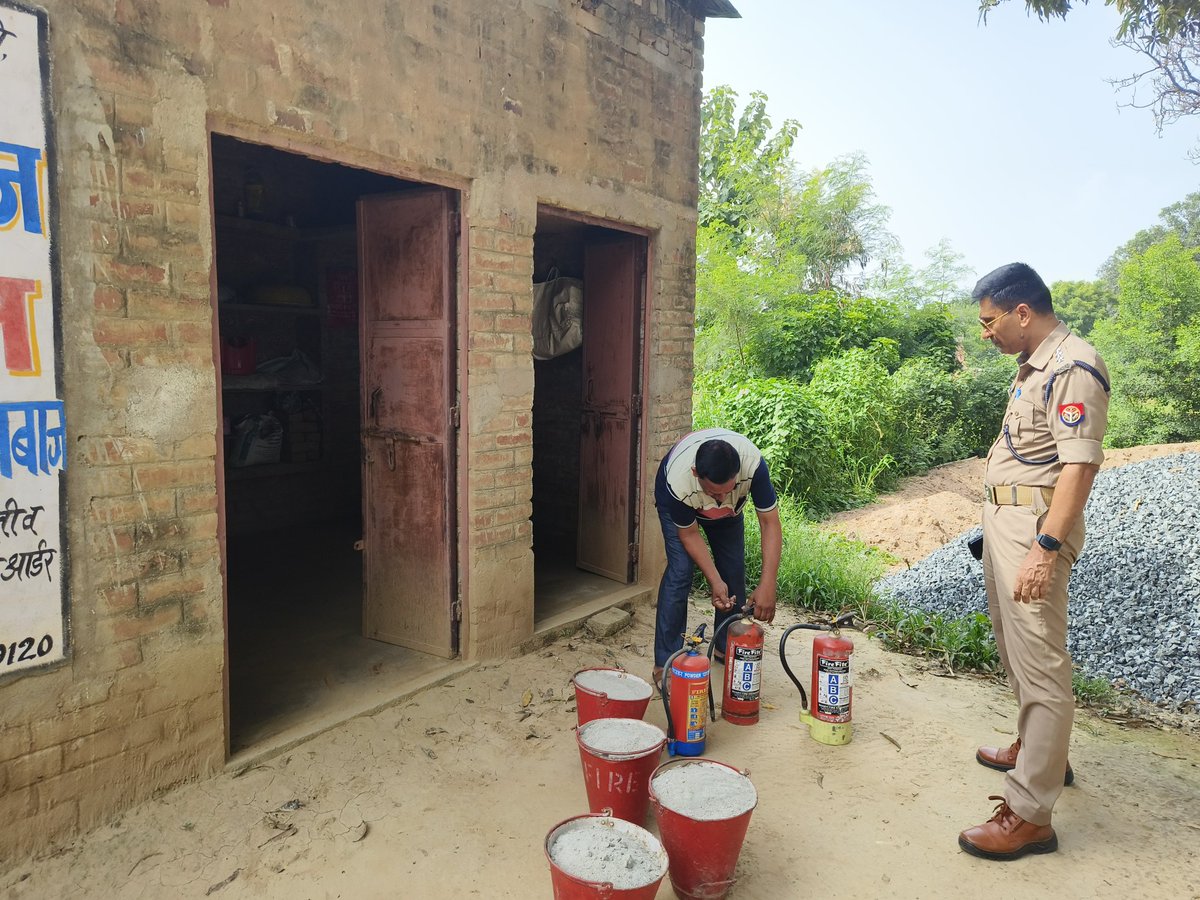 आगामी त्योहारो के दृष्टिगत मुख्य अग्निशमन अधिकारी द्वारा जनपद औरैया में स्थायी आतिशबाजी निर्माण/विक्रय स्थलों की अग्निसुरक्षा हेतु अभियान चलाया गया।सम्बन्धित को समस्त अग्निसुरक्षा व्यवस्थाओ को सदैव कार्यशील बनाये रखने हेतु निर्देशित किया गया।