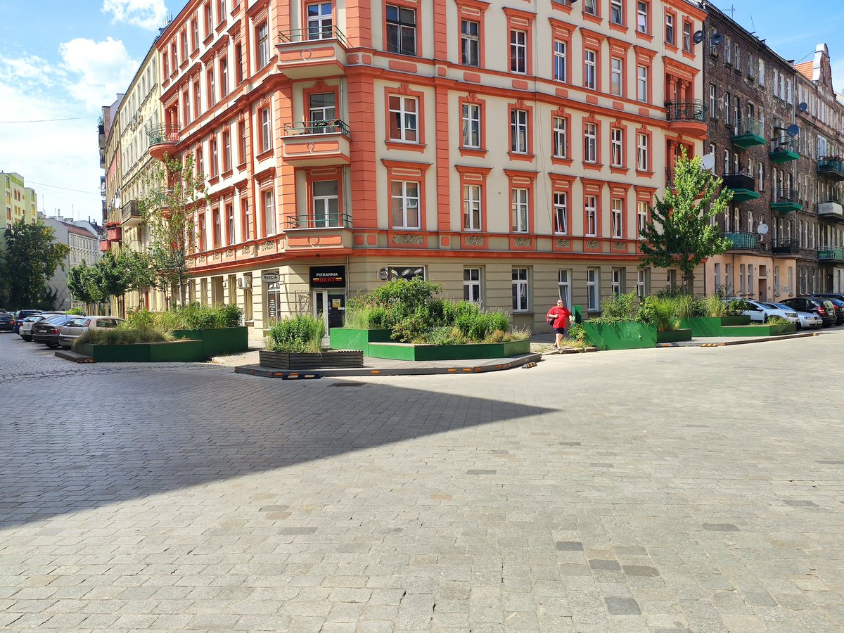 Giefers's tweet photo. So könnten die Ecken in @Ottostadt #Magdeburg auch aussehen.
"Leben statt Blech" #autoarm
gesehen in Wroclaw Breslau Polen https://t.co/aD1Xzr1r6c