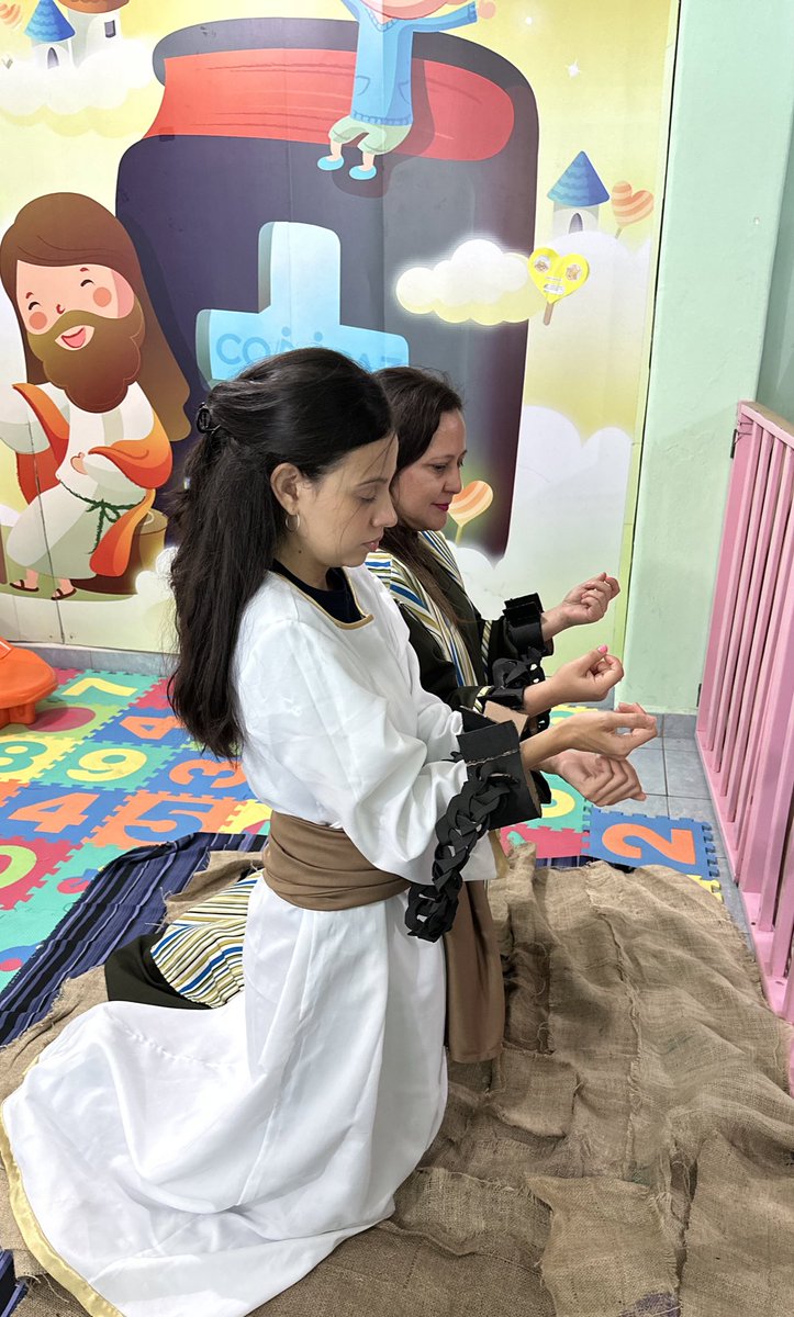 COMPAZITOSBaby's tweet photo. Pablo y Silas se gozaron y alabaron a Dios en medio de su prueba y fueron libres por el poder de Cristo Jesús 🙏😇💕

@PastorVladimir 
@pastoracompaz 
@iglesiacompaz https://t.co/BiqFDuyerP