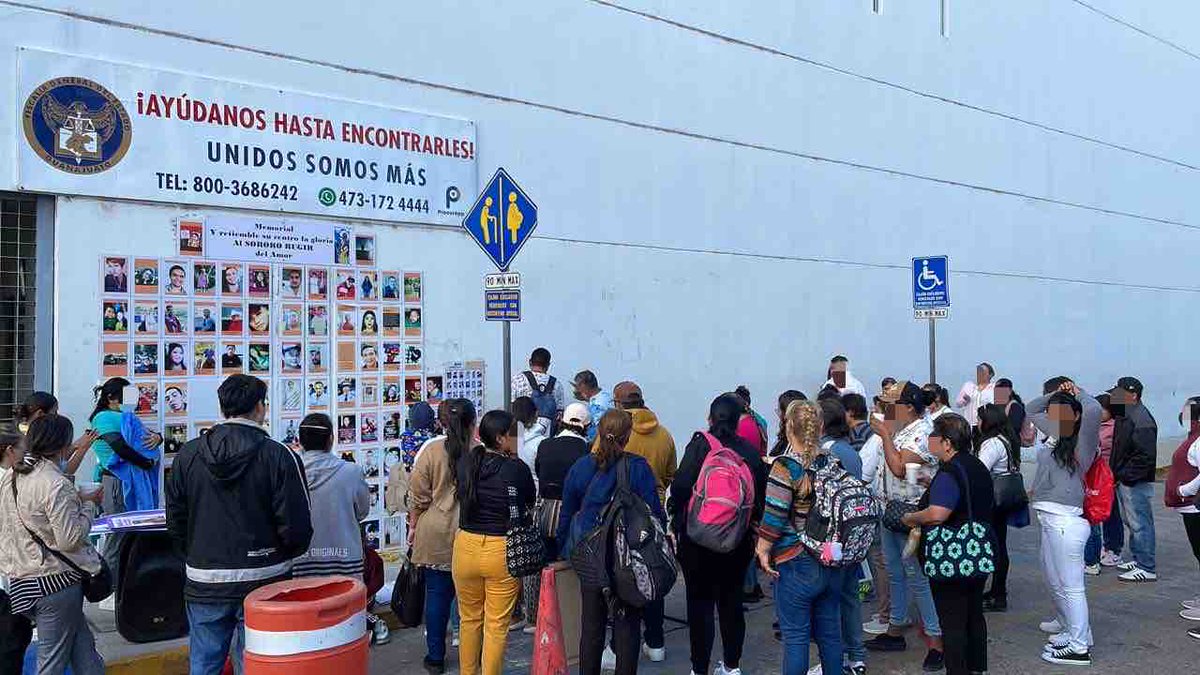 Es fundamental visibilizar el trabajo de los colectivos de búsqueda de personas desaparecidas. Acompañamos a @GtoProyecto en la colocación de un mosaico con fichas de sus familiares desaparecidos, que culminó con una marcha en el municipio de Celaya.