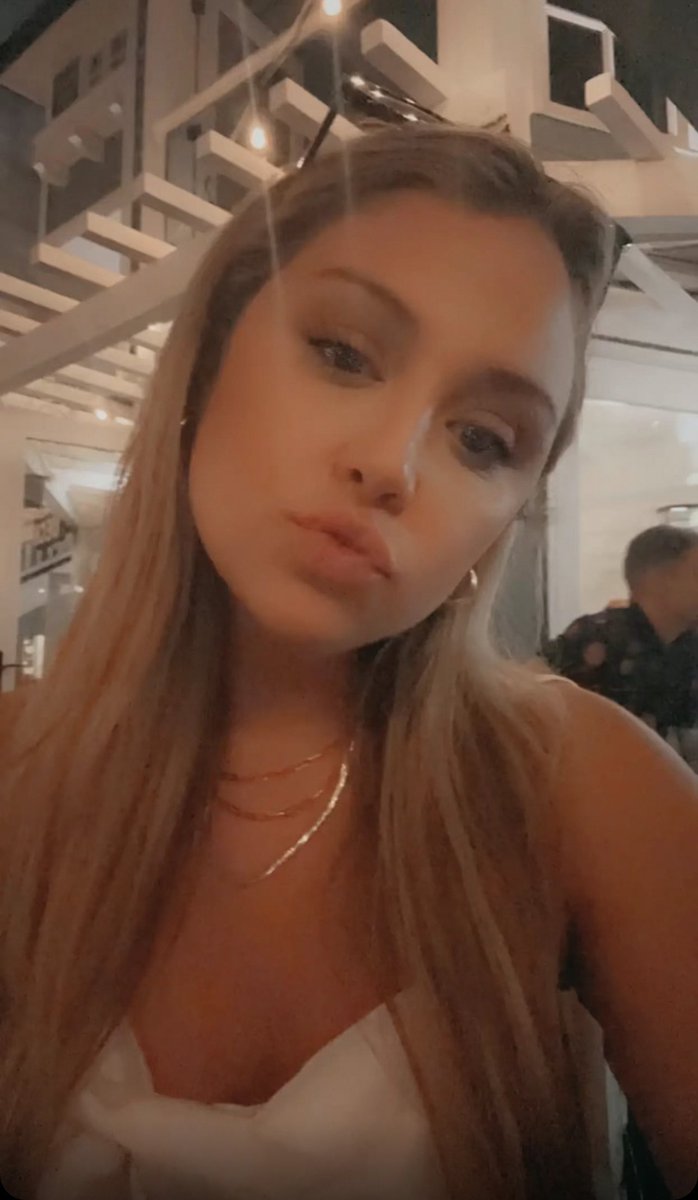 _alexandrakay's tweet photo. Dinner selfie 😚 https://t.co/ats1QLN4vz