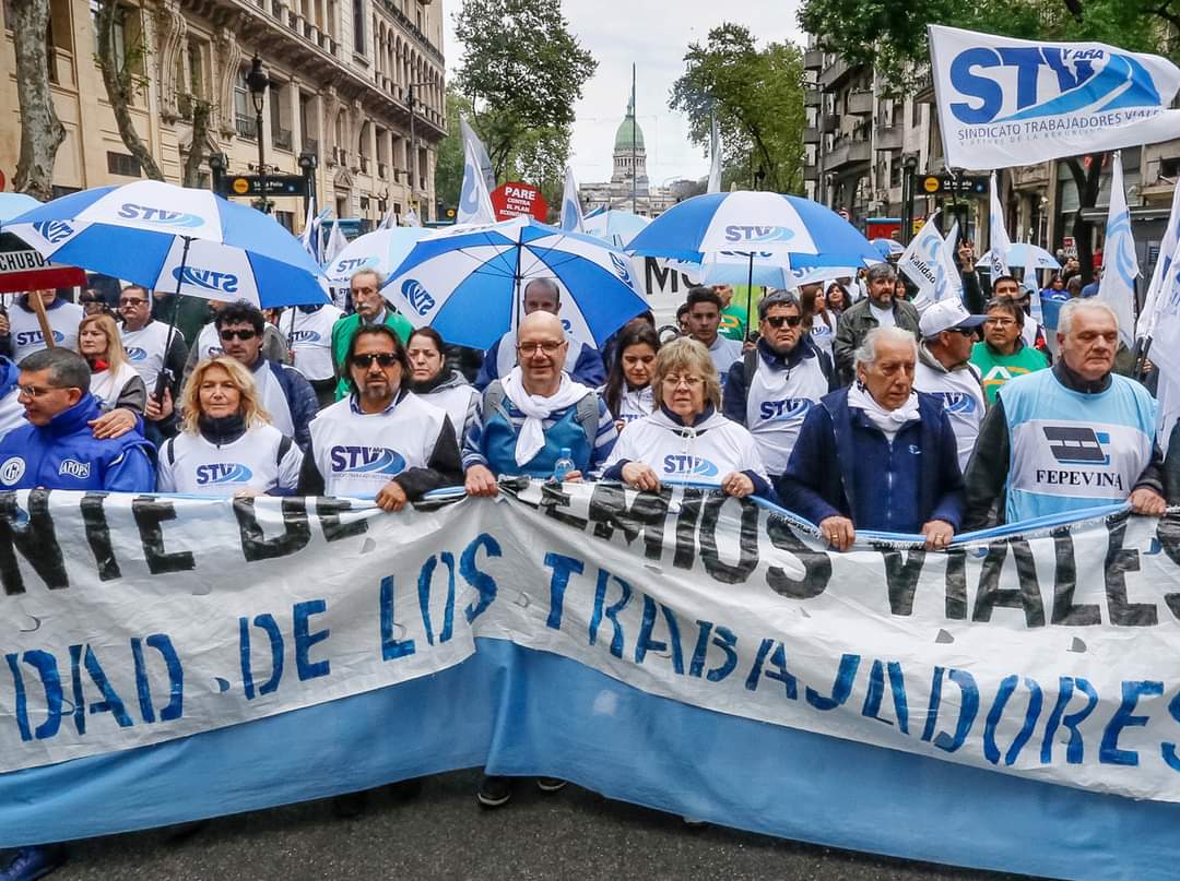 CronicaSindicaL's tweet photo. #VIALES #PASEAPLANTA El Sindicato Trabajadores Viales liderado por GRACIELA ALEÑÁ logró las 956 VACANTES para PLANTA PERMANENTE tras mucho tiempo de lucha. Además reiteró su apoyo a la fórmula MASSA - ROSSI. @somosstv @Gracielastv 
https://t.co/hElV8NIwyR https://t.co/6TQjzdhoOV