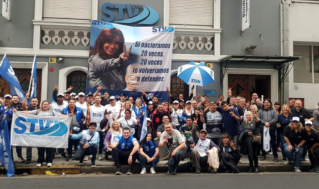 CronicaSindicaL's tweet photo. #VIALES #PASEAPLANTA El Sindicato Trabajadores Viales liderado por GRACIELA ALEÑÁ logró las 956 VACANTES para PLANTA PERMANENTE tras mucho tiempo de lucha. Además reiteró su apoyo a la fórmula MASSA - ROSSI. @somosstv @Gracielastv 
https://t.co/hElV8NIwyR https://t.co/6TQjzdhoOV