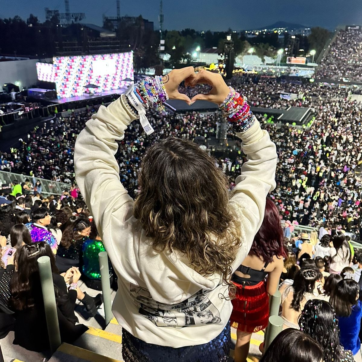 SurTods25's tweet photo. I really don't know how it gets better than this✨️ @taylornation13 @taylorswift13 #MexicoCityTSTheErasTour #TSTheErasTour https://t.co/FzEYmwpyUE