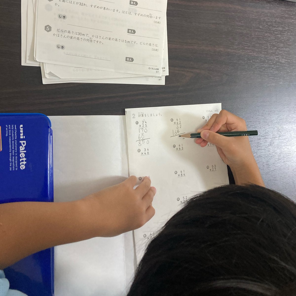 月曜日の憂鬱…。

ってな感じで、小2息子が今日はかなり学校行くのを嫌がっていたので、お休みにしました！

おうちで大好きな算数やってます😂笑

きっと、この子はサラリーマン向かないと思う…😂笑

#学校 #お休みしました #小2息子 #算数大好き #サラリーマン #できない