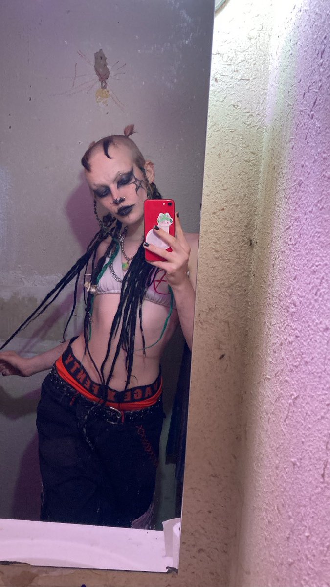 FroggSlutt's tweet photo. Dead but pretty 🖤🎀 https://t.co/LmB3AUOmSp
