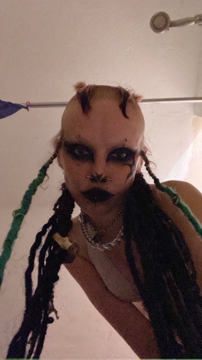 FroggSlutt's tweet photo. Dead but pretty 🖤🎀 https://t.co/LmB3AUOmSp