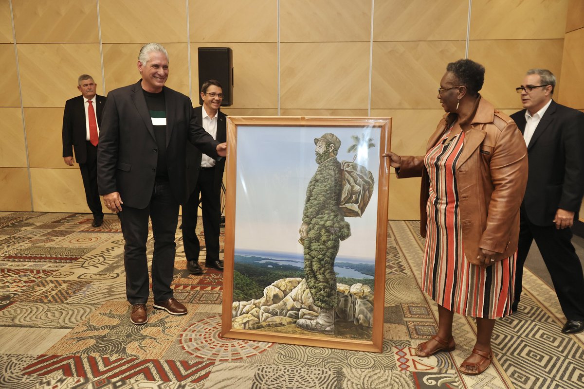 En ameno encuentro con amigos solidarios y connacionales residentes en Namibia, el Pdte <a href="/DiazCanelB/">Miguel Díaz-Canel Bermúdez</a> agradeció y reconoció las acciones en apoyo a nuestro país, en contra del bloqueo y en reclamo a la exclusión de #Cuba de la inmoral lista de Estados patrocinadores del terrorismo.