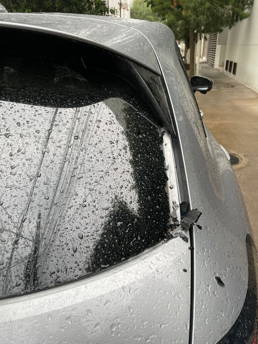 ERNESTOHV's tweet photo. Hace dos meses a una querida amiga se le reventó el medallón trasero de su HRV casi nueva, en una repentina explosión. 
Terrible que no pueda usarla @HondaMexico por que no lo consiguen y nadie se hace responsable. ¿Dos meses de espera? Están muy mal Honda Universidad https://t.co/kdhvC9FHIa