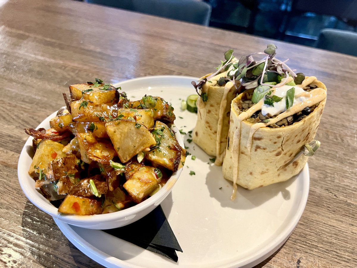 OmahaRestWeek's tweet photo. Welcome 402 Eat + Drink to #ORW2023! π Local flavors, crab rangoon fries, avocado aioli chicken sandwich β all in one menu. Sip microbrews & wines for a complete dining experience: https://t.co/RWOHh5iTPQ https://t.co/1OHmO37okC