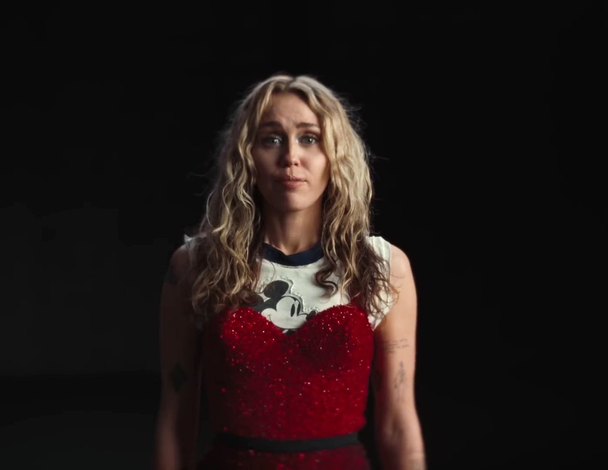 TheMileyDiaries's tweet photo. 📸 Screencaptures of @MileyCyrus #UsedToBeYoung have been added to the gallery!

https://t.co/KrcNWbQt9F https://t.co/X87r3dimnF