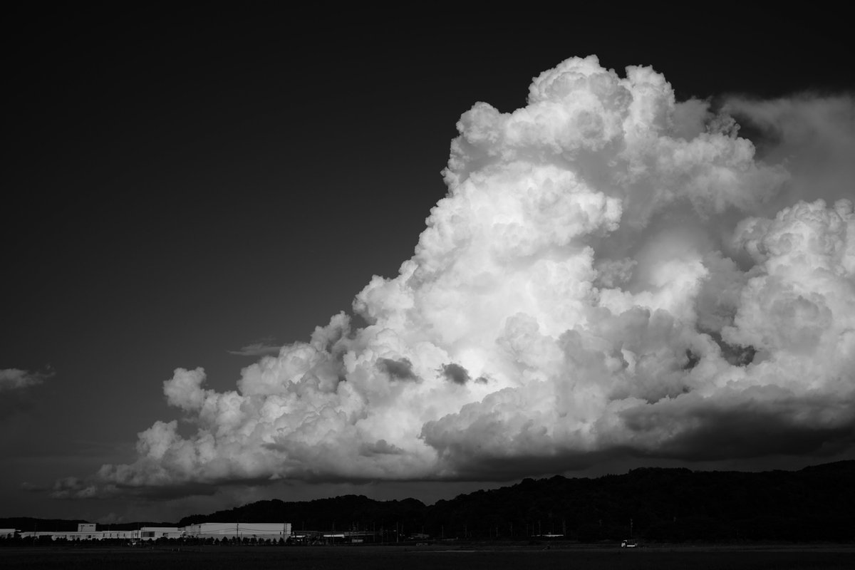 ringo134's tweet photo. Another large pile of clouds over the mountains appeared as momentum at the end of the summer.
山の上にもう1つの大きな雲の山が、夏の最後に勢いとして現れた。 https://t.co/PmpklmSSn2