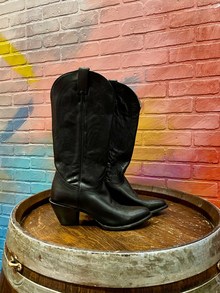 Idyllwind's tweet photo. Black on black just like Johnny Cash 🖤 #NewArrival #ActinUp
#Idyllwind #MirandaLambert #BootBarn #Boots #WesternFashion #WesternWear #Country #CowgirlBoots https://t.co/kUQnpfH4hm