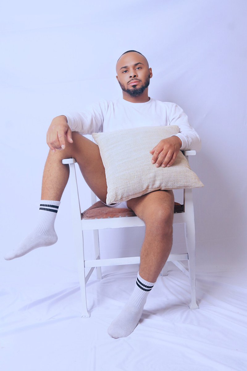 iam_justmartez_'s tweet photo. C O Z Y 🧘🏽
📸: FilmedbyCharlie
🖱️: https://t.co/I0Lg62yfUg
#selfpeace #selfcare #relaxation #selfportrait #selfportraitphotography #selfportraitstudio #photographer #creativedirector #contentcreator #selfportrait #lgbtq #model #photographer #cozy #comfrontable #comfront https://t.co/LniwsQQeAm