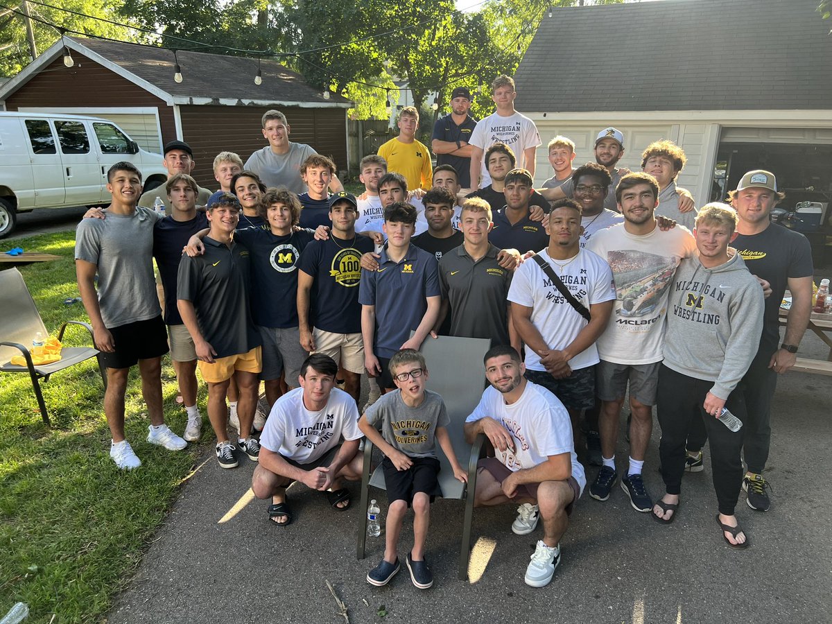 Kicking off the school year with a backyard BBQ with #Team102, including our <a href="/GoTeamIMPACT/">Team IMPACT</a> teammate Ollie and his great big family.  🌭🍔 #GoBlue