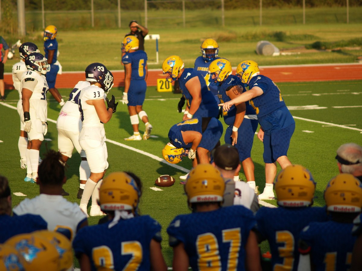 OLineMomCDM's tweet photo. @CarlosDM63 has a signature move and I caught it on film. He had a great game. https://t.co/tdekzjTJQQ