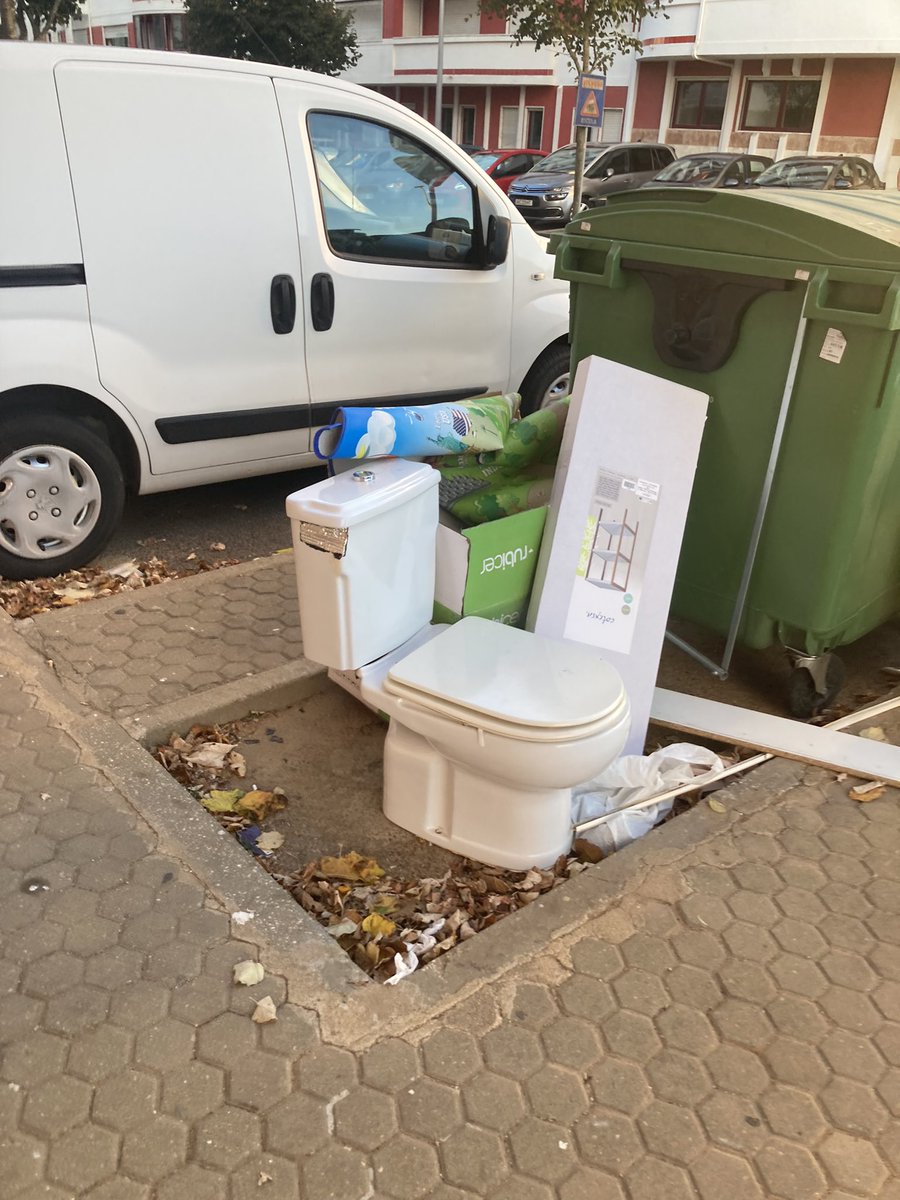 estou a alugar este quarto na zona de sintra por850€ p/mês, proibido fumar e deitar papel na sanita