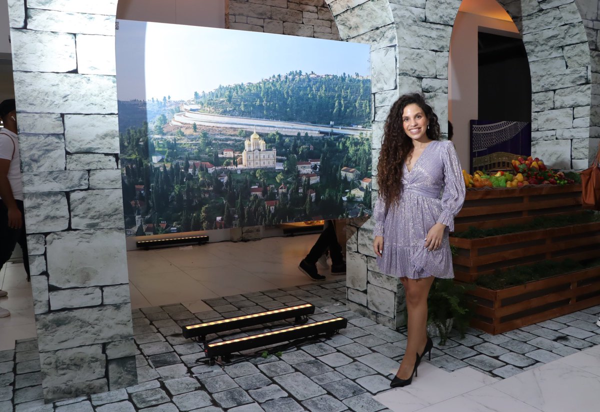 En el pabellón de Israel con vestido de la diseñadora israelí Sabina Musayev 🤍
Amamos lo fashion en Israel 🇮🇱
📸: <a href="/eyalasaf/">Eyal Asaf</a>