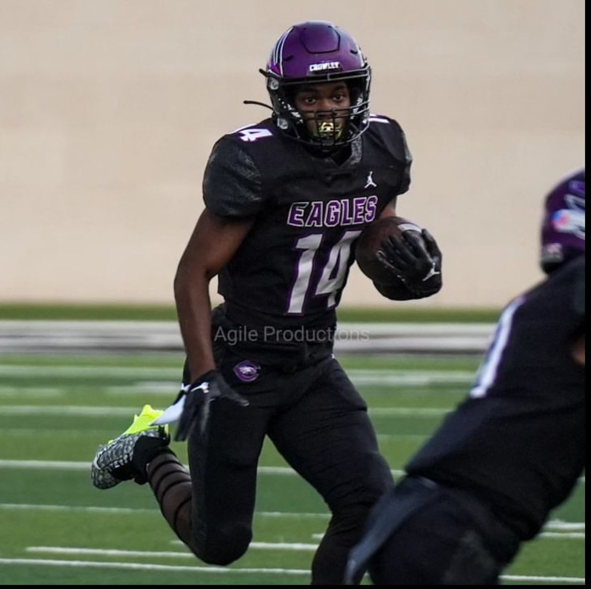 JordanG82059802's tweet photo. Feel good to be back 1-0 @CTownEaglesFB @CarlosLynn https://t.co/p6vbkvFVWy