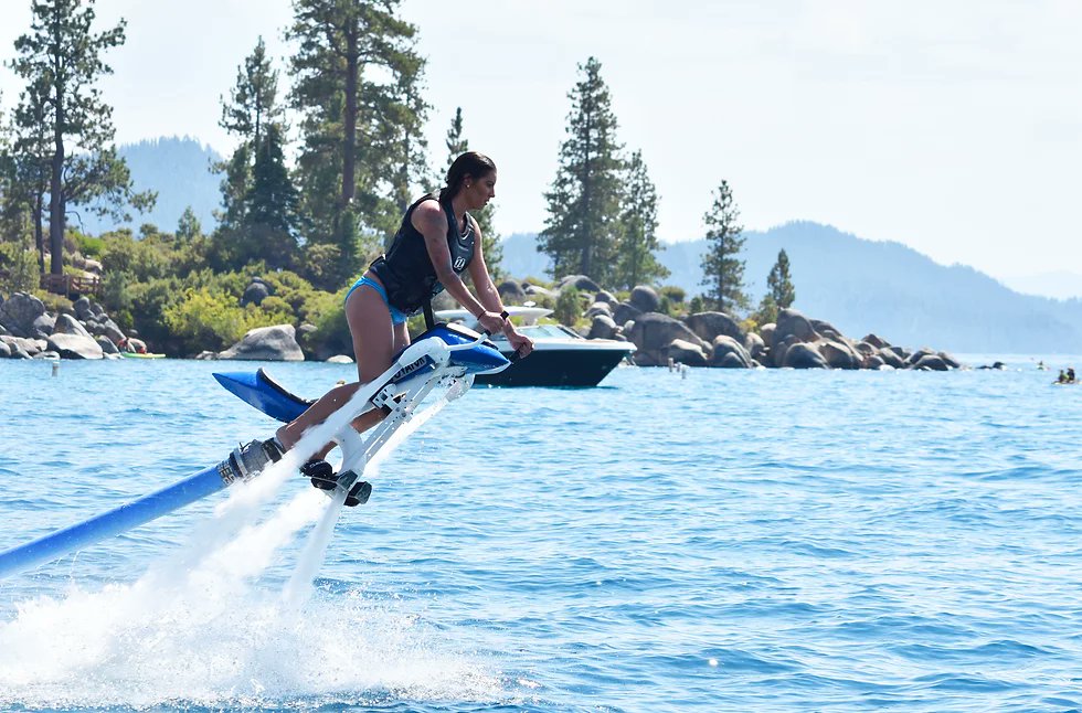 GeneralAtomX's tweet photo. [USA 🇺🇸] En Californie, la société #Jetavation Inc. invente le #Jetovator, un engin de sports nautiques qui étend les capacités d'une #motomarine (PWC/Jetski) existante.
Il offre une plate-forme stable qui permet des #sensations nouvelles de survol de l'eau.
📷© Jetovator https://t.co/0QLdJsYYYZ