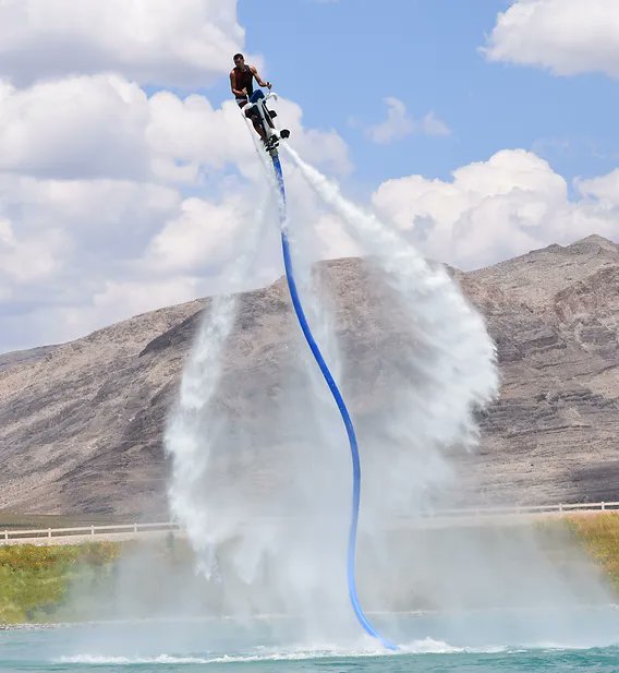 GeneralAtomX's tweet photo. [USA 🇺🇸] En Californie, la société #Jetavation Inc. invente le #Jetovator, un engin de sports nautiques qui étend les capacités d'une #motomarine (PWC/Jetski) existante.
Il offre une plate-forme stable qui permet des #sensations nouvelles de survol de l'eau.
📷© Jetovator https://t.co/0QLdJsYYYZ