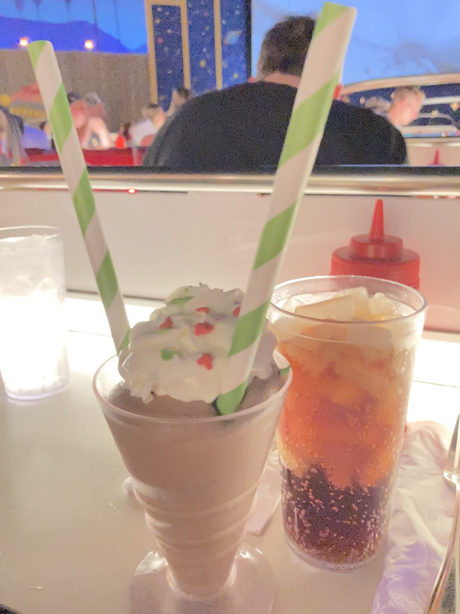 Mochi_Resort's tweet photo. Sci-Fi Dine-In Theater Restaurant
予約時間:13:15
ダイニングパッケージで予約
⚪︎Drive-in BBQ Burger
⚪︎Pan-seared Chicken Pasta
⚪︎Crispy Onion Rings
⚪︎MIlk Shakes
普段銀だこを2人で食べて満足する胃袋なので、この量はキツかった…
#muchibaby_WDWhoneymoon
#WDW
#WDWFood https://t.co/wo5Epi9YhK