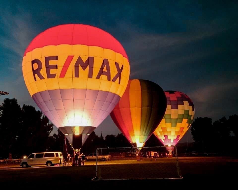 remax's tweet photo. Day to night! What's your favorite view of the iconic balloon?🎈 https://t.co/hKt3lY4Z09