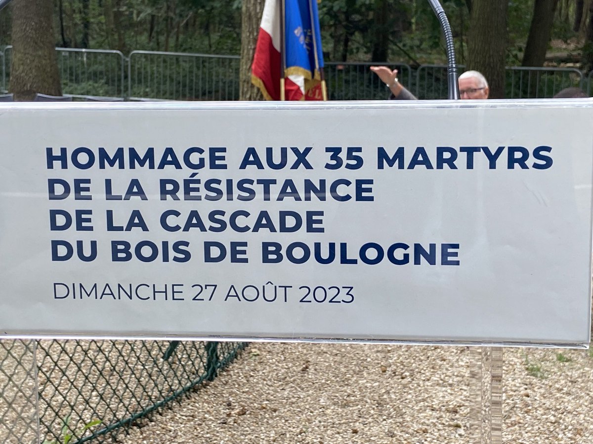 pierregomez92's tweet photo. J’ai déposé, au nom de ⁦@patrick_ollier⁩, une gerbe à la mémoire des 35 Jeunes Martyrs de la Cascade du Bois de Boulogne. Une cérémonie émouvante en présence de nombreux élus et d’Edmont L’huissière, porte drapeau de la ⁦@villederueil⁩. https://t.co/tsxa6hTWyi