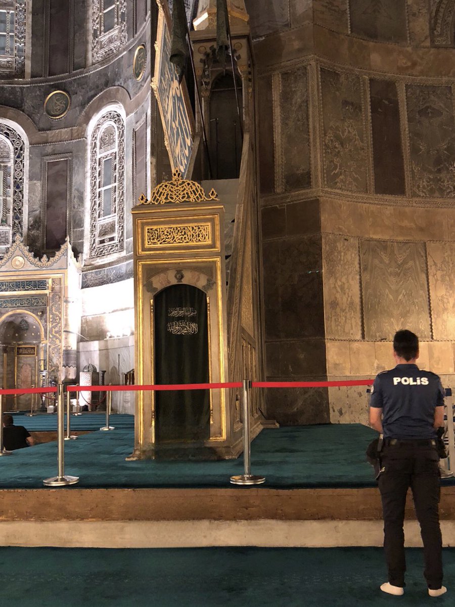 An itibarıyla Ayasofya-i Kebîr Camii Şerifi’nde alnı secdeye giden imanlı Türk polisi… Rabbim polisimizi, askerimizi her türlü kötülükten korusun.