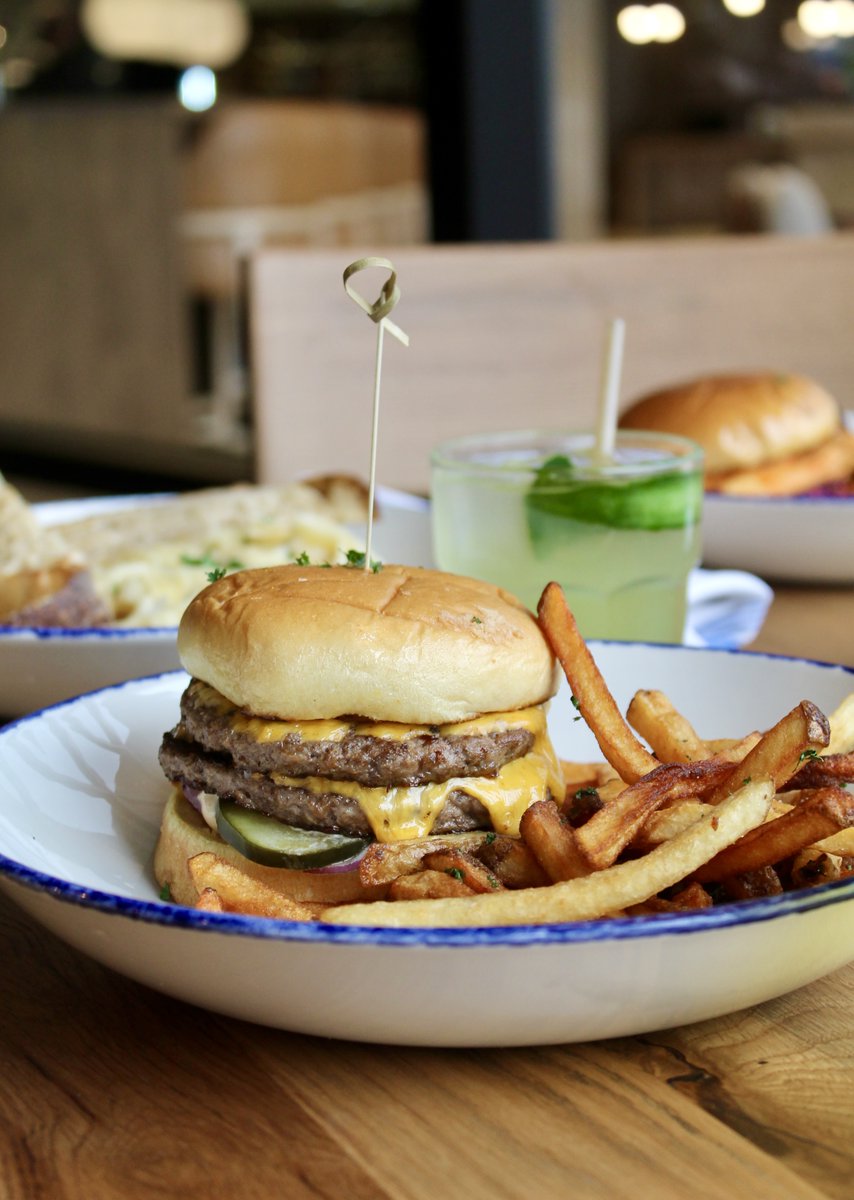 Stacked and ready to celebrate #NationalBurgerDay! 🍔🎉 
•
#chicagorooftop #ravenswood #ravenswoodchicago #ravenswoodrestaurant  #EEEEEats #infatuationchi #eaterchicago #dishroulette #chicagoeats #chicagofoodie #fabfoodchicago #chicagofoodauthority #312food