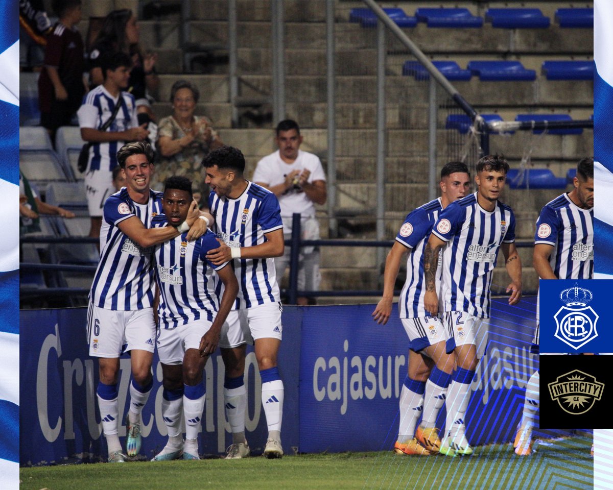 recreoficial's tweet photo. 📸 Así se celebra un gol en el #Decano. 

💙🤍#RecreIntercity 1-0 ⚫⚫ https://t.co/LsP4WW6xOf