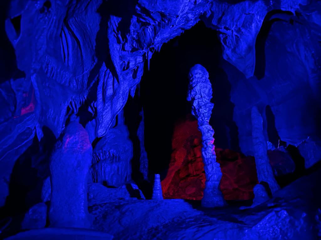 CheddarGorge_'s tweet photo. These beautiful features in Cox's Cave are unmissable... https://t.co/rXiS83VMHV