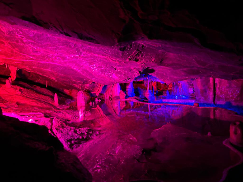 CheddarGorge_'s tweet photo. These beautiful features in Cox's Cave are unmissable... https://t.co/rXiS83VMHV
