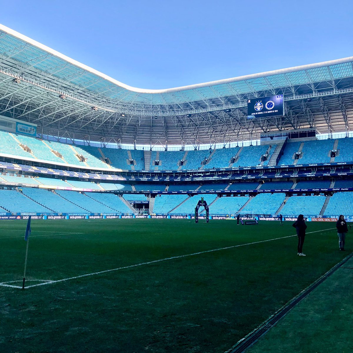 todosnaarena's tweet photo. Portões abertos para Grêmio x Cruzeiro, jogo pela 21ª rodada do #Brasileirão2023! Estamos te esperando, torcedor gremista! Todos rumo ao G4! 🇪🇪 Chegue cedo e aproveite as nossas atrações do #AqueceArena https://t.co/fKm83VrmNA