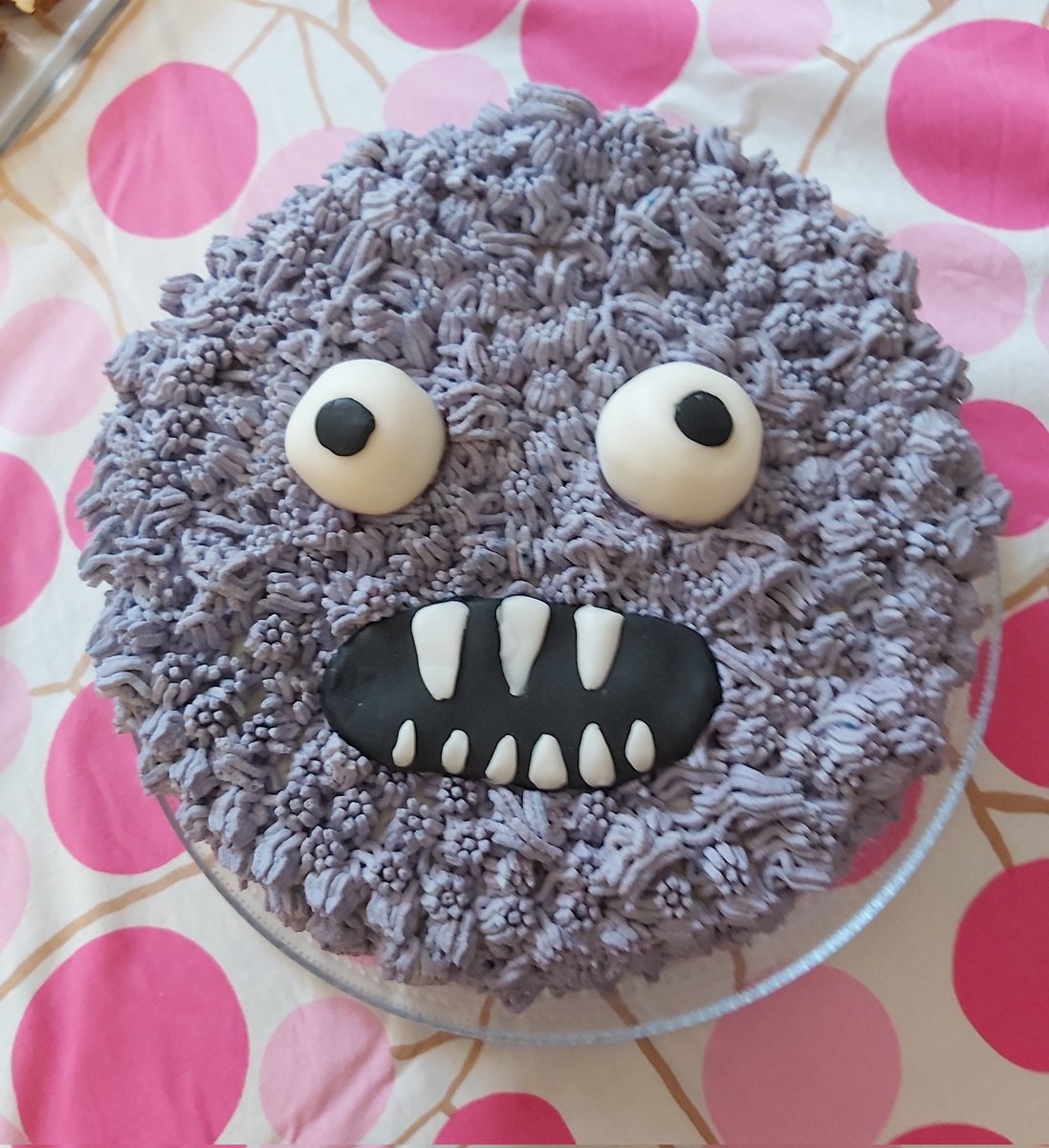 uzimup's tweet image. Tein näin hienon kakun! #3v ja #5v olivat tyytyväisiä. Nyt on juhlat juhlittu taas vuodeksi. 
(Harmittaa kuvan harmaus, kun linssi oli taas likainen enkä huomannut)