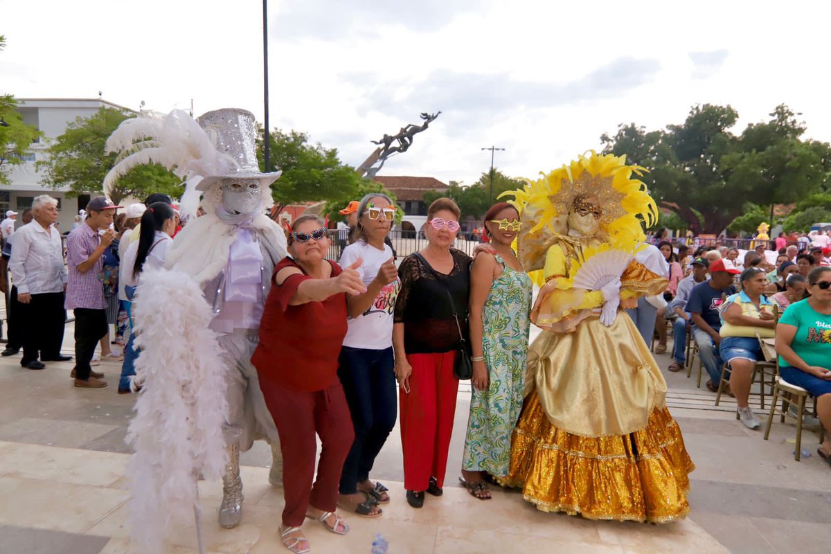AlcaldiaVpar's tweet photo. 🧓🏻👵🏻Celebramos el #DíaDelAdultoMayor, con la presencia de 1️⃣0️⃣0️⃣0️⃣ ‘Abuelos de Primera’ que disfrutaron de un evento especial en la plaza Alfonso López.

Con este acto, el Alcalde @MelloCastroG y gestora social @lauratsierra ratifican el compromiso que tienen con esta población. https://t.co/y33RpbHrMk