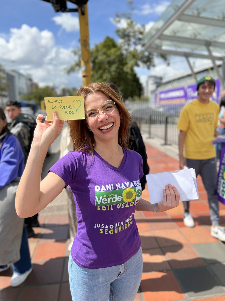 CathyJuvinao's tweet photo. ¡Seguimos volanteando con nuestra candidata a la JAL de #Usaquen, Dani Navarro @danielalucia596! Estoy feliz de poder contarle a la ciudadanía quién es ella y por qué será la mejor edilesa de la localidad 💜🤩✊🏽
¡Este 29 de octubre marca #VERDE86 y ayúdanos a renovar la JAL! https://t.co/nurITMUuqw