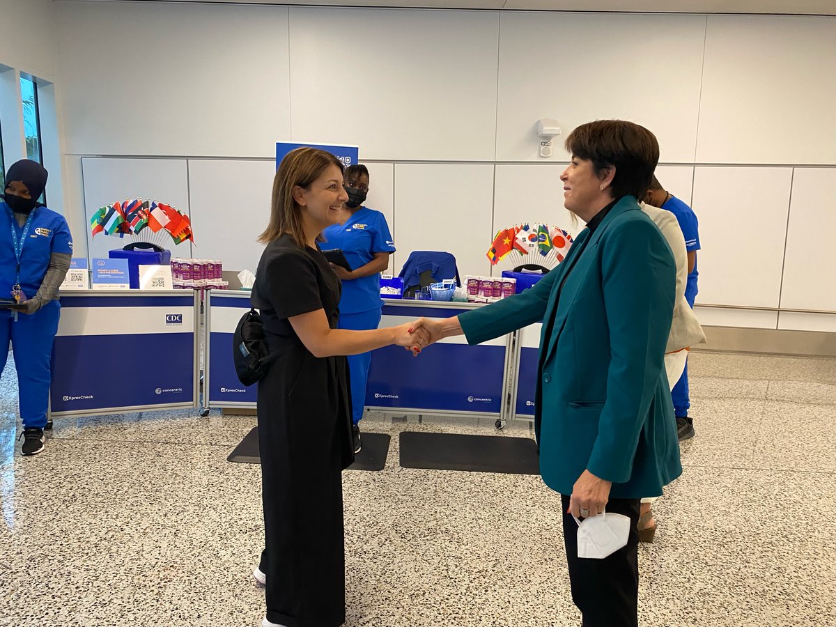 CDCDirector's tweet image. Productive meetings Friday in Seattle with @WaHealthSec, @WADeptHealth and local health leaders. We talked data, partnerships, building trust + clear communications. Keep up the great work.