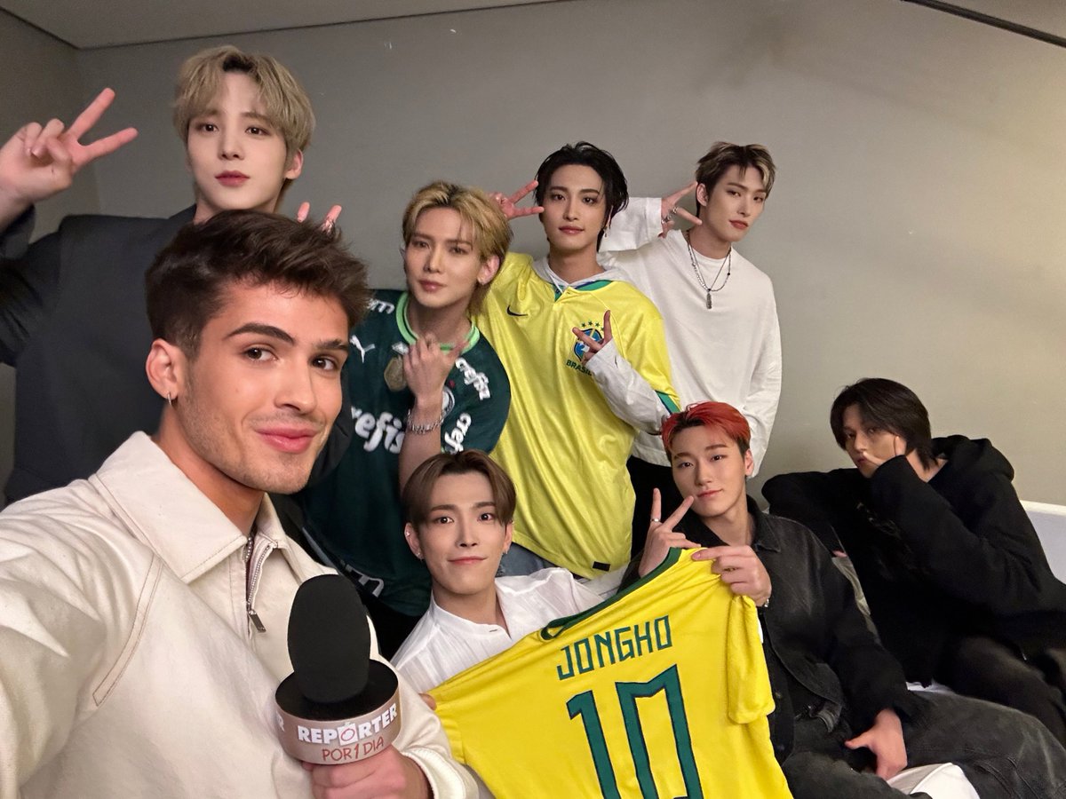 showdavida's tweet photo. Olha só quem vai ser #ReporterPorUmDia no #Fantástico de logo mais! @Joaoguiavila conversou com o grupo fenômeno do K-pop @ATEEZofficial https://t.co/FpVWjnmPIy
