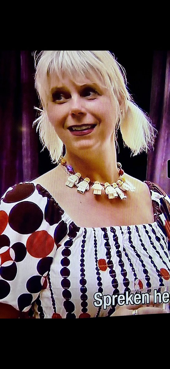 lindavanderz's tweet photo. #hetspaansedorp #zarra Aangezien Bianca kunstenares is zal het vast custom made zijn, maar iemand een idee of die Lego fig ketting ergens te koop is? #LegoIsLife https://t.co/6spfUB3D25