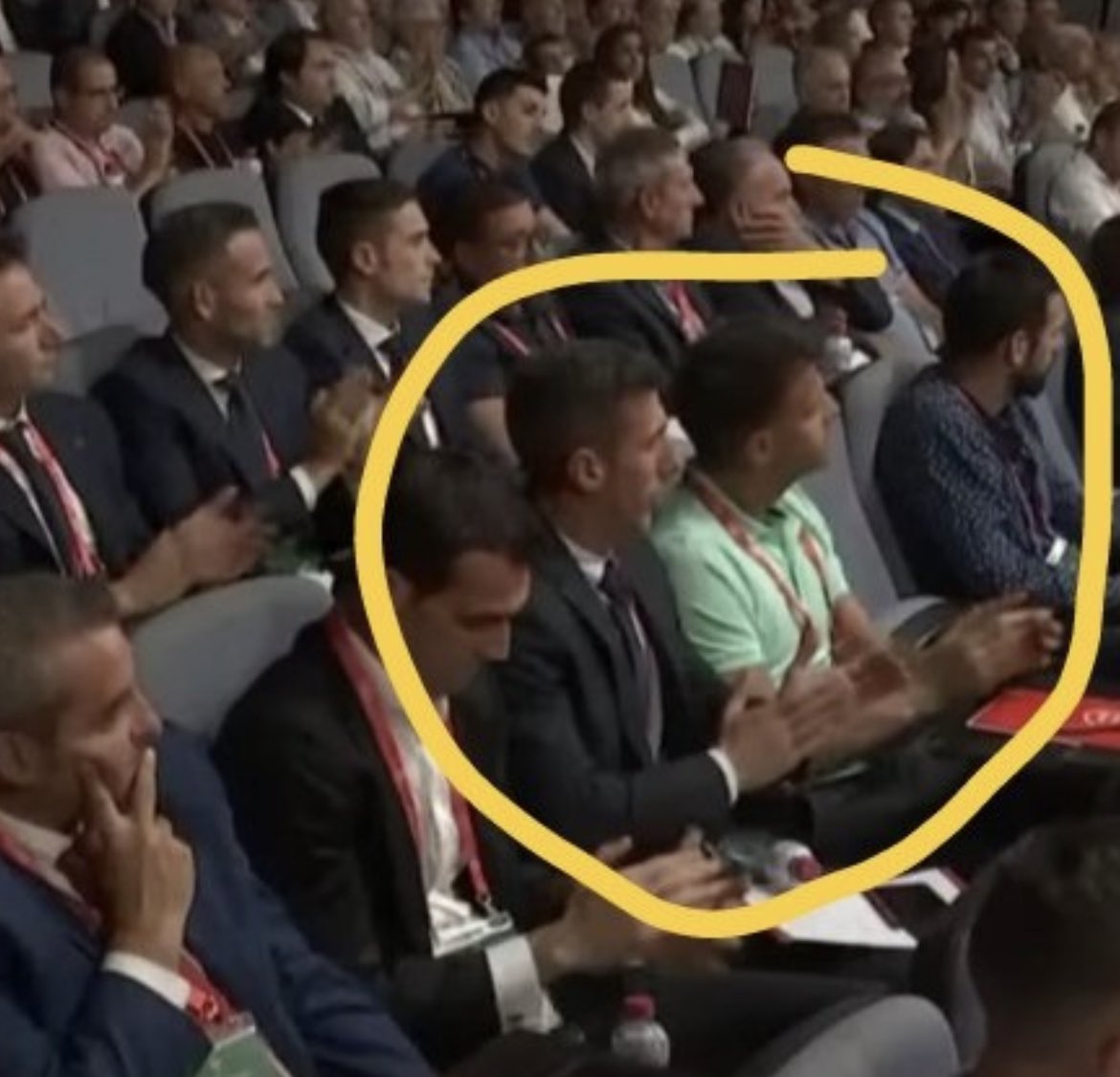 RazonamientoV's tweet photo. Sabéis quién es el q nos está pitando no?? Sí, Soto Grado, el q aplaudía a Rubiales como si no hubiera un mañana. Había alguna duda q pasaría esto??? https://t.co/9jOswsaQyt