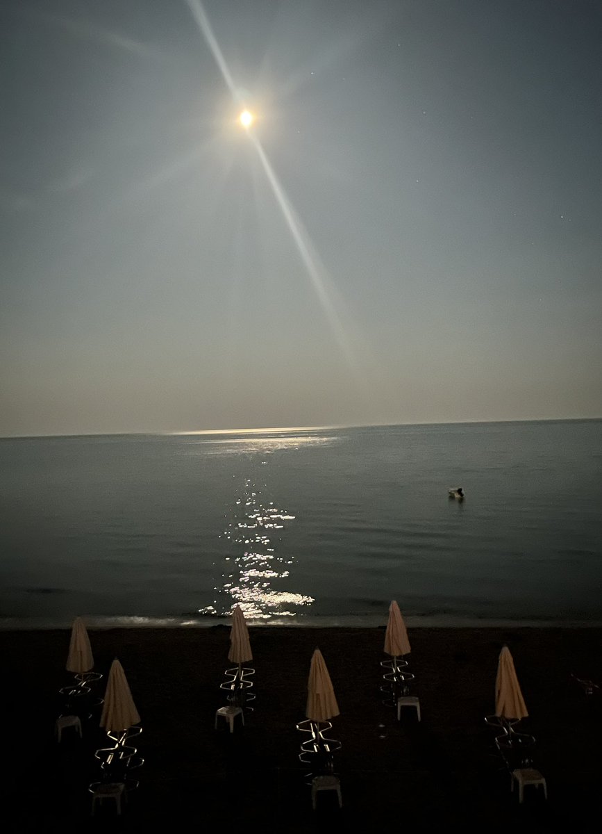 Mishak841's tweet photo. ✨Život je jen náhoda, jednou jsi dole, jednou nahoře,
život plyne jak voda a smrt je jako moře.
Každý k moři dopluje, někdo dříve a někdo později,
kdo v životě miluje, ať neztrácí naději.✨
A jak to tu tak šplouchá......
Podle mě nejpravdivější .....💙
#voskovec #werich #nejvic https://t.co/zCYhj1BVr4
