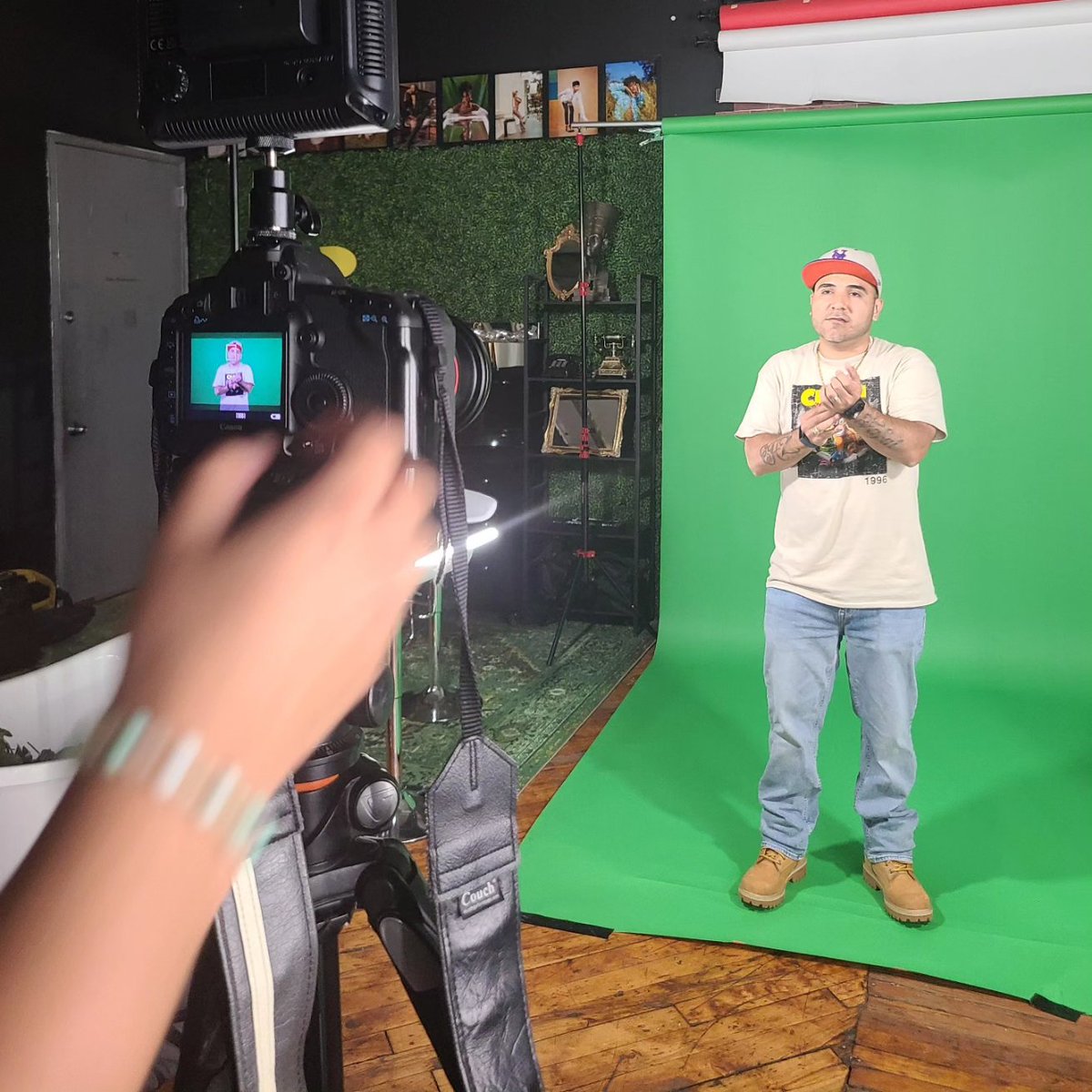 jakepalumbo's tweet photo. FINALLY, I pull up to a video shoot & there was a VANITY fit for an F-List Celebrity™ & PROP MONEY to BALL OUT with 💰💰💰🔥🔥🔥
Salute my guy @eaztheengineer for a great shoot, our collab drops everywhere on 9/2 #Engineer2Engineer https://t.co/zQdNPO0Cpl