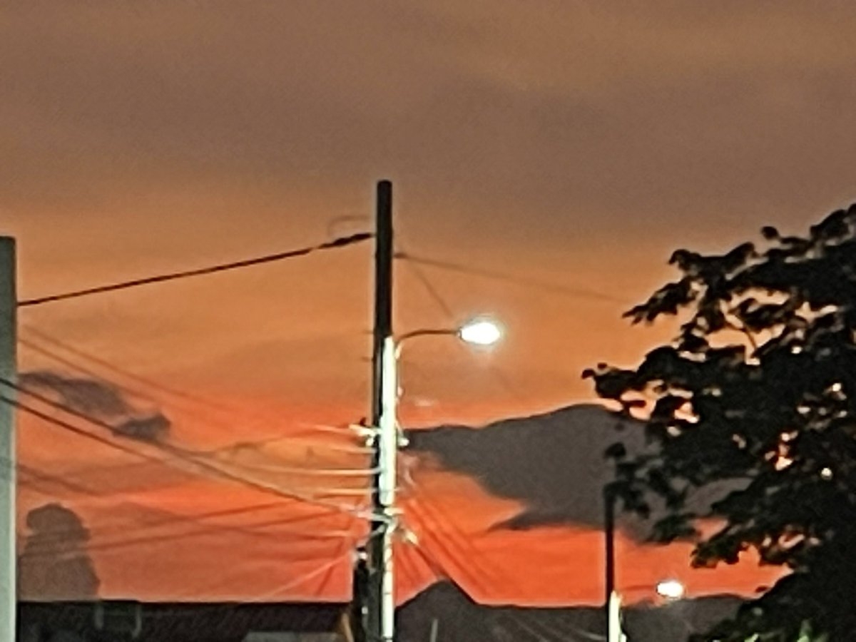 ingridcho's tweet photo. Bella  foto del cielo ayer por la tarde, sin edición así que de fue el poste. #tegucigalpa https://t.co/ZjoEf9tSDo