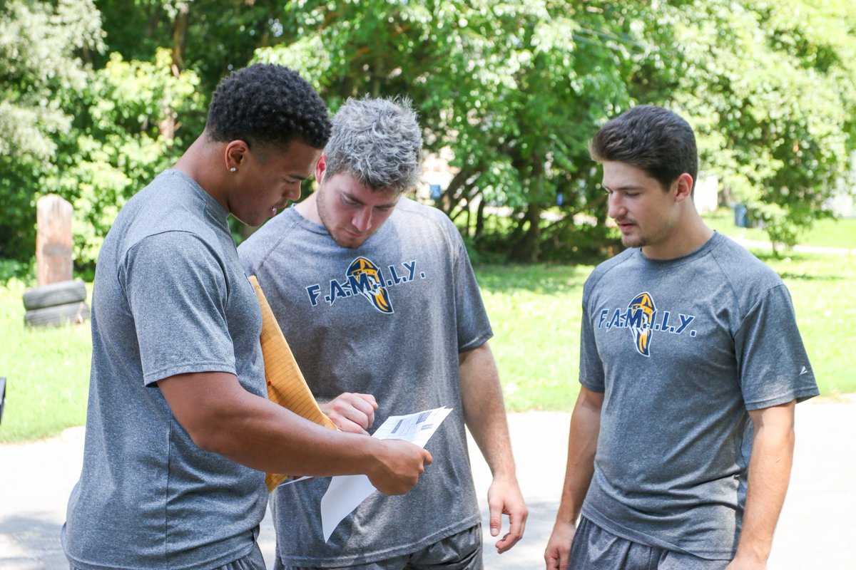 Augustana_IL's tweet photo. Ready, set, knock! 🏈🚰

More than 100 @AugieILfootball players took a break from practice and canvassed Rock Island residences to assist in the water line inventory project. ➡️ https://t.co/V7ZB5U0tNu https://t.co/JKxRD5R2LC