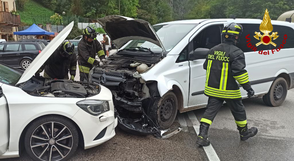 vvfveneto's tweet photo. #27agosto #Sedico(BL) nel pomeriggio, scontro tra un’auto e  un van lungo la strada regionale agordina: due persone ferite. Intervento di soccorso #vigilidelfuoco @SUEM_Veneto #soccorsiquotidiani #allaguidanondistrarti https://t.co/6MpRMkeeJe
